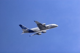 Airbus 380 letěl poprvé komerčně přes Atlantik.