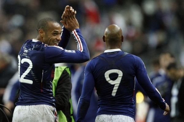 Thierry Henry (vlevo) a Nicolas Anelka během baráže s Irskem.