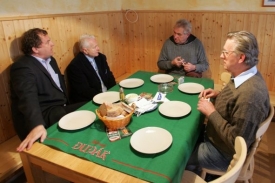 Zeman s přáteli na jihočeské zabijačce.