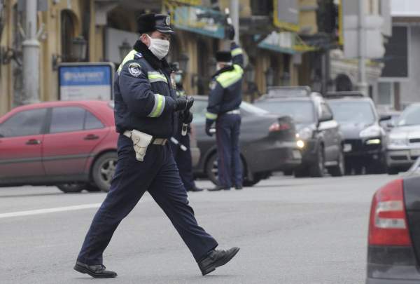 Rouškami se chrání i ukrajinští policisté. Listopad 2009.
