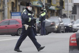 Rouškami se chrání i ukrajinští policisté. Listopad 2009.