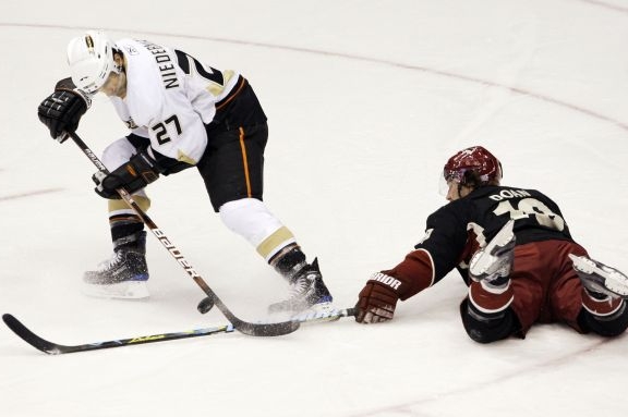 Obránce Anaheimu Scott Niedermayer (vlevo).
