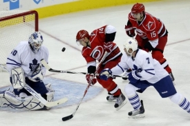 Dva nejhorší kluby letošní sezony: Toronto (v modrobílém) a Carolina.