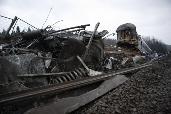 Vykolejený Něvský expres po útoku neznámých teroristů.