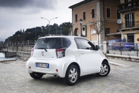 Toyota iQ s koly co nejvíce v rozích karoserie se na silnici chová jako větší auto.