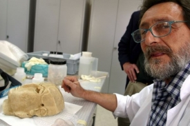 Italský archeolog restauruje 5000 let starou sochu.