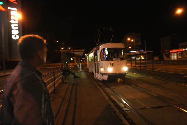 V oknech tramvaje jsou šestimilimetrové díry.