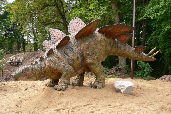Nové sochy ještěrů mají oživit zájem o dinopark ve Vyškově. 