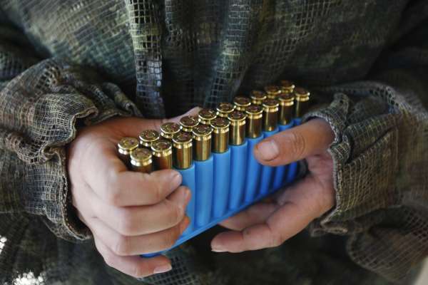 Izraelská sniperka před tréninkem střelby