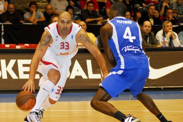 Vlevo Philip Ricci z Nymburka a Aaron Pettway z lotyšského Ventspils.