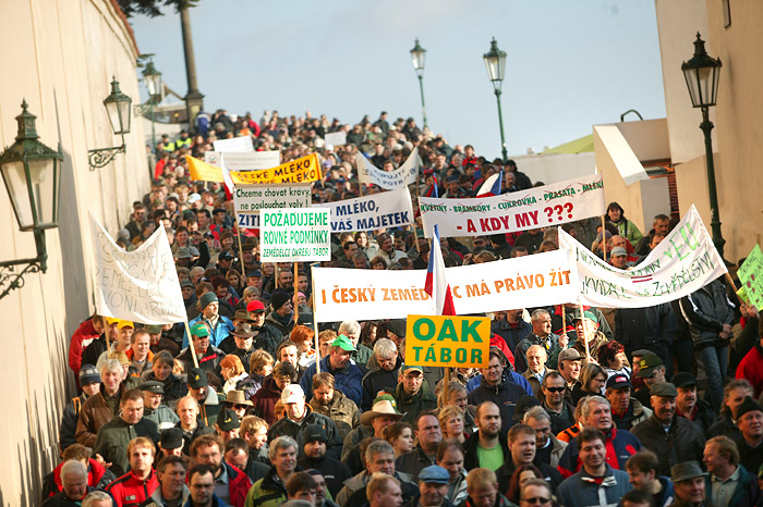 Demonstranti už se přesouvají z Hradčanského náměstí.