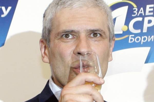 Tadićova sklenka byla legální po květnových volbách. Ne na stadioně.