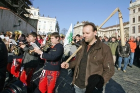 Zemědělci se sešli na Hradčanském náměstí a pokračovali ke sněmovně.