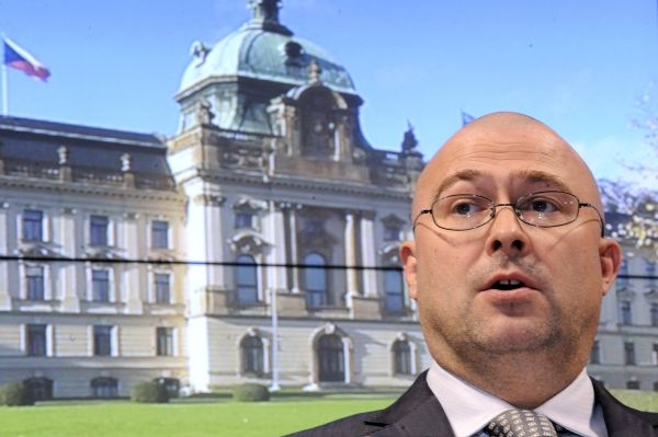 Ministr obrany Barták bude muset o navyšování jednat hlavně s ČSSD.