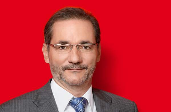 Ministerský předseda Platzeck. Vládu má plnou práskačů z levice.