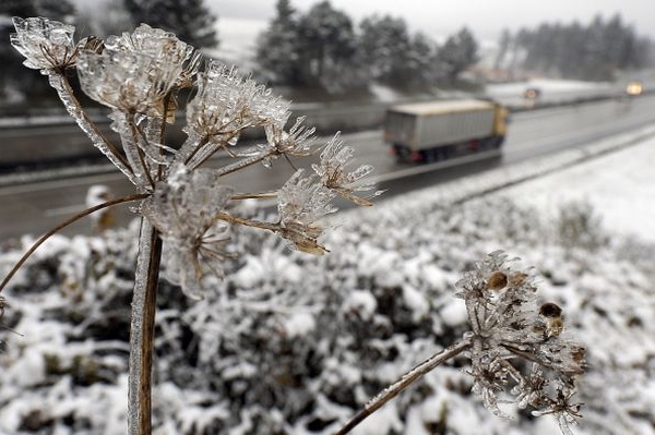 Meteorologové varují před náledím na silnicích.