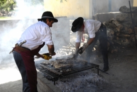 Příprava steaku Asado. Příprava steaku Asado.