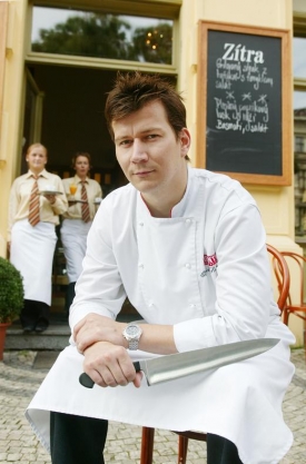 Šéfkuchař Oldřich Sahajdák vládne v kuchyni restaurace La Degustation. Šéfkuchař Oldřich Sahajdák vládne v kuchyni restaurace La Degustation.