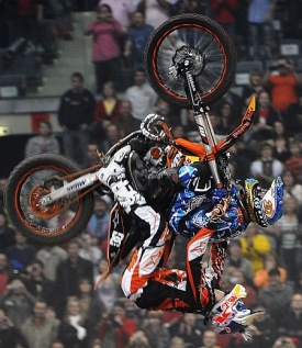 Salto za milion? Na motorce Petr Pilát a za ním primátor Pavel Bém.
