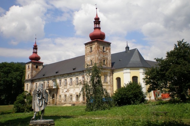 Cena chátrající památky? Asi 15 milionů korun a stále klesá. Cena chátrající památky? Asi 15 milionů korun a stále klesá.