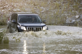 Land Cruiser se umí poprat s lecjakou překážkou.