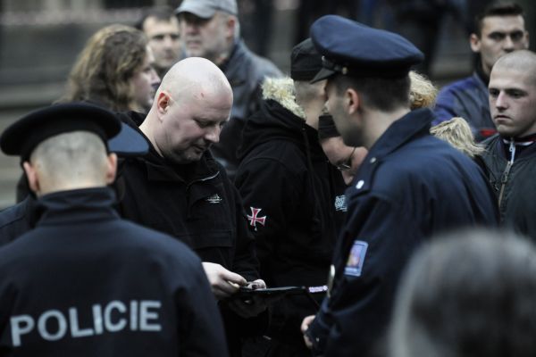 Policie 17. listopadu zadržela kvůli výtržnostem 49 osob.