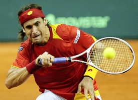 David Ferrer v utkání s Radkem Štěpánkem.