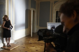 Dana Morávková pózuje fotografovi Standovi Merhoutovi.