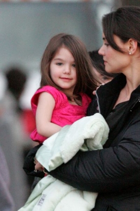 Suri Cruiseová s maminkou Katie Holmesovou.