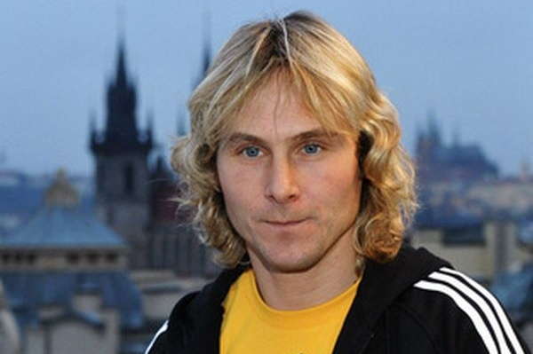 Pavel Nedvěd v Praze představil míč pro MS.