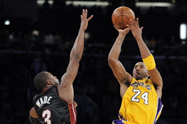 Kobe Bryant umí střílet koše ze všech pozic.
