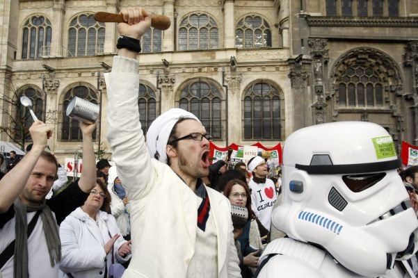 Za lepší klima protestovali lidé i ve Francii.