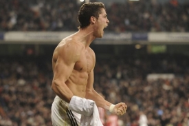 Žlutá karta za ukázání svalů v podání Cristiana Ronalda.