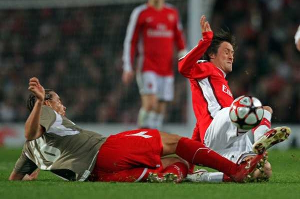 Tomáš Rosický (vpravo za míčem) má další zdravotní komplikace. Tomáš Rosický (vpravo za míčem) má další zdravotní komplikace.