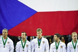 Krok před vrcholem. Češi defilují jako poražení finalisté.