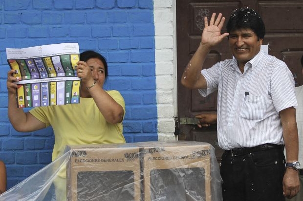 Evo Morales byl horkým kandidátem na vítěze voleb.
