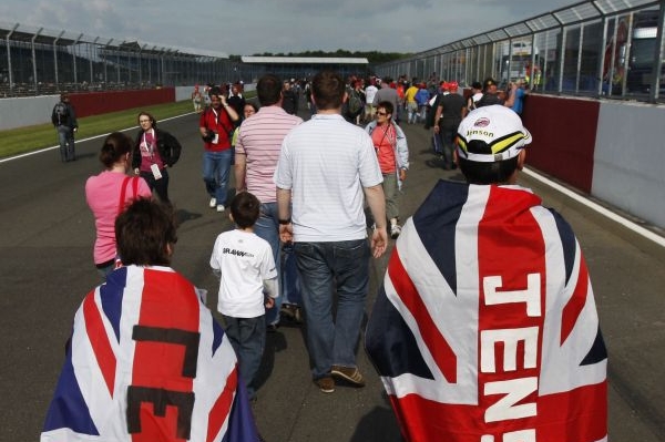 Britští fanoušci v Silverstonu se mohou těšit na další Velké ceny.