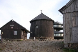 Vlevo stará česká poštovna, vedle polská kaple sv. Vavřince.