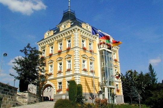 Radnice v Aši  hledá nové využití budovy bývalé průmyslové školy. 