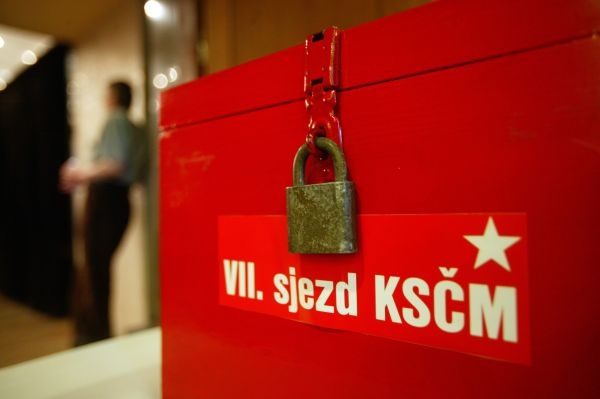 Soudní přezkum ústavnosti KSČM je stále ve hře. 