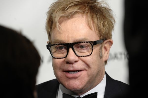Britský zpěvák Elton John podporuje ukrajinského chlapce. 