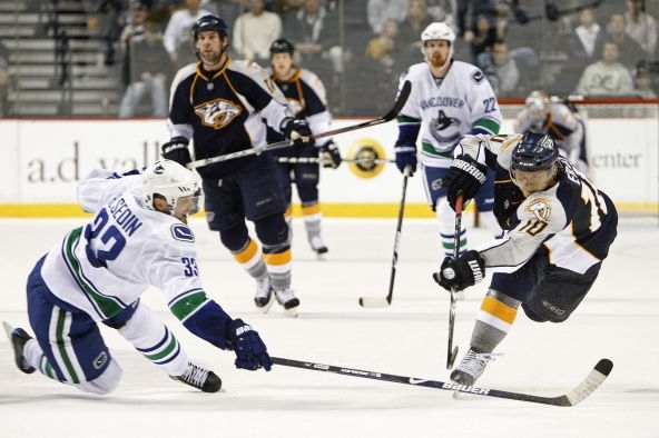 Martin Erat (vpravo) střílí třetí branku do prázdné sítě Vancouveru.