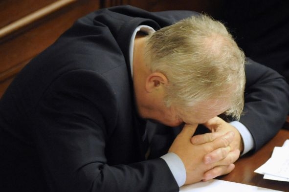 Ministr financí Eduard Janota si debatu poslanců protrpěl. 