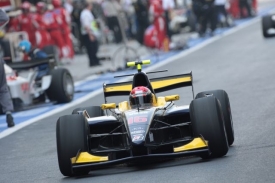 Josef Král s formulí GP2 stáje Super Nova na okruhu v Abú Zabí.