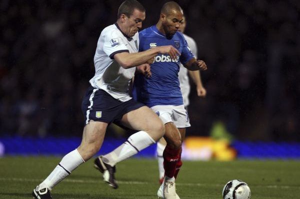 Danny Weber (v modrém), jeden z mnoha průměrných útočníků Pompey. 