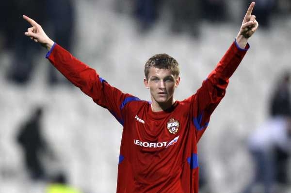 Tomáš Necid oslavuje postup do vyřazovací fáze Ligy mistrů.