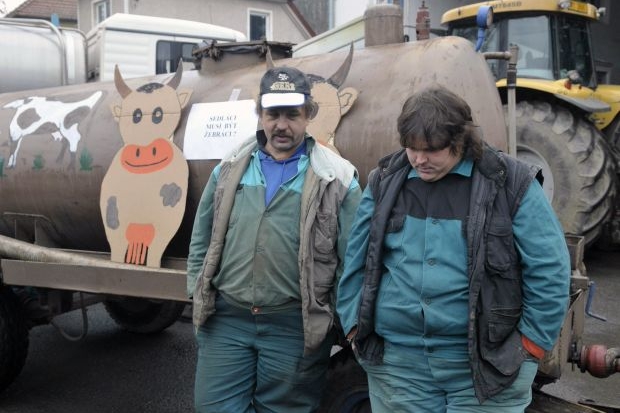 Farmáři před mlékárnou v Olešnici na Blanensku.