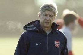 Arséne Wenger sází na mladé hráče. S kritkou si hlavu neláme.