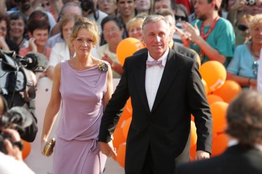 Mirek Topolánek s Lucií Talmannovou na karlovarském festivalu.