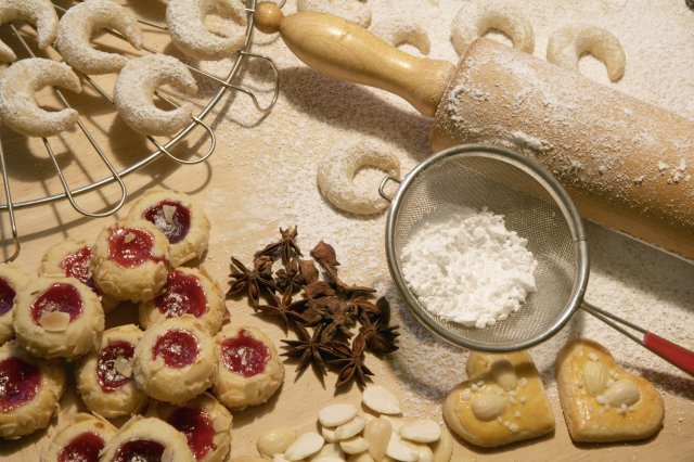 Rakouskou specialitou jsou husarenkrapfen. Rakouskou specialitou jsou husarenkrapfen.